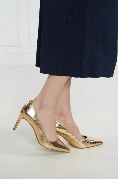Δερμάτινος ψηλοτάκουνα παπούτσια ALINA FLEX PUMP Michael Kors χρυσό
